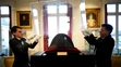 Na snímke jeden z charakteristických dvojrohých čiernych klobúkov, ktoré nosil francúzsky cisár Napoleon Bonaparte, vystavený v aukčnom dome Osenat vo Fontainebleau neďaleko Paríža.