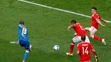 Slovenský futbalista Ondrej Duda strieľa do siete waleského brankára historicky prvý gól Slovenska na ME. 