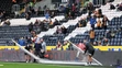 Robotníci upravujú bránky pred zápasom Hull - Birmingham.