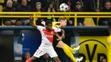 Thomas Lemar (vľavo) z Monaca hlavičkuje vo štvrťfinále LM spolu s Lukaszom Piszczekom z Dortmundu.
