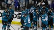Sklamaní hráči Sharks odchádzajú z ľadu po prehre v šiestom zápase finále play off NHL.