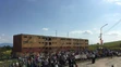 Ľudia na sídlisku Luník IX pred príchodom pápeža.