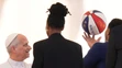 Harlem Globetrotters učili pápeža Leva XIV. točiť loptu na prste