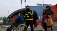 Snímka z príchodu ukrajinských utečencov na hraničnom priechode Vyšné Nemecké. Starým ľudom pomáhajú členovia Červeného kríža z Ukrajiny aj Slovenska.