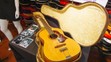 Lennonovu akustickú gitaru vydražili za takmer tri milióny dolárov.