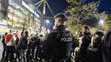 Nemecká polícia a fanúšikovia pred dortmundským štadiónom Signal Induna park.