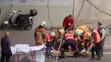 Záchranári odvážajú zraneného cestujúceho po výbuchu na bruselskom letisku Zaventem.