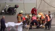 Záchranári odvážajú zraneného cestujúceho po výbuchu na bruselskom letisku Zaventem.