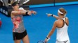 Radosť Američanky Bethanie Mattek-Sandsovej (vľavo) a Češky Lucie Šafářovej po triumfe v štvorhre žien na Australin Open.