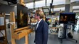 Na snímke riaditeľ múzea Rijksmuseum Taco Dibbits sa pozerá na doteraz neznámy obraz, ktorý bol namaľovaný Rembrandtom van Rijnom v roku 1633.