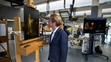 Na snímke riaditeľ múzea Rijksmuseum Taco Dibbits sa pozerá na doteraz neznámy obraz, ktorý bol namaľovaný Rembrandtom van Rijnom v roku 1633.
