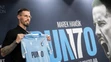 Na snímke bývalý slovenský futbalista Marek Hamšík pózuje s dresom.