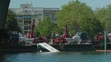 Autobus po nehode skončil v rieke.