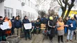 Na snímke zamestnanci DPMK počas zhromaždenia pred dopravným podnikom mesta Košíc.
