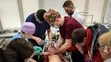 Zdravotníci  zachraňujú dieťa v mestskej nemocnici Mariupol na východe Ukrajiny po ostreľovaní.