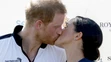 Meghan Markle a princ Harry sa pobozkali na verejnosti.