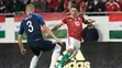 Zľava Nemci Serge Gnabry a Marcel Halstenberg oslavujú gól v kvalifikácii ME 2020 na pôde Severného Írska.