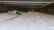 Kamión, ktorému migranti prerezali plachtu.