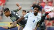 V zaujímavej momentke Nemec Davie Selke (vľavo) a Angličan Nathaniel Chalobah v semifinále ME 21.