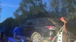 Odťahová služba odváža auto z miesta činu