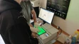 Traja mladí muži mali chlapca (17) poliať benzínom a podpáliť