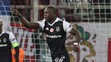 Vincent Aboubakar z Besiktasu oslavuje gól v sieti Olympiacosu v osemfinále EL.