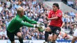 Na archívnej snímke z 19. augusta 2007 chytá Kasper Schmeichel strelu Carlosa Teveza, ktorý vtedy hrával za Manchester United.
