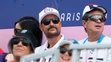 Nórsky korunný princ Haakon (uprostred) sleduje súťaže v rýchlostnej kanoistike na Letných olympijských hrách 2024.