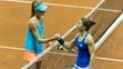 Daniela Hantuchová podáva ruku Talianke Sare Erraniovej. 