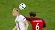 Portugalský veterán Ricardo Carvalho (vpravo) v hlavičkovom súboji s Kolbeinnom Sigthorssonom z Islandu na ME vo Francúzsku.