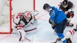 Darcy Kuemper (Kanada), Niko Ojamäki (Fínsko) a Sean Walker (Kanada) vo finálovom zápase MS 2021 v Rige.