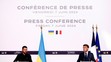 Sprava Emmanuel Macron a Volodymyr Zelenskyj.