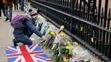 Británia plače za princom Philipom. Pred palácom sa zbierajú davy ľudí