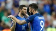 Francúz André Pierre Gignac (vľavo) podáva ruku reprezentačnému kolegovi Olivierovi Giroudovi vo finále ME.