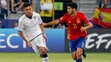 Lorenzo Pellegrini (vľavo) z Talianska sa snaží zastaviť v semifinále ME 21 Španiela Marca Asensia.