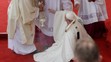 Pápež František spadol na schodoch.