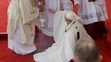 Pápež František spadol na schodoch.