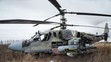Ruský bojový vrtuľník Ka-52 v poli po vynútenom pristátí mimo Kyjeva