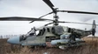 Ruský bojový vrtuľník Ka-52 v poli po vynútenom pristátí mimo Kyjeva