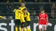Pierre-Emerick Aubameyang (v strede) z Dortmundu oslavuje svoj gól v odvete osemfinále LM proti Benfice s Ousmanem Dembélém (vľa