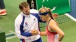 Kapitán Matej Lipták utešuje Annu Karolínu Schmiedlovú po prehre so Samanthou Stosurovou.