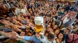 V Mníchove sa po dvojročnej prestávke zavinenej pandémiou koronavírusu začal Oktoberfest.