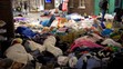 Migranti nocujú na železničnej stanici v severonemeckom Flensburgu.