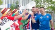 Slovenskí a waleskí fanúšikovia si podávajú ruky pred vzájomným duelom na ME vo futbale vo Francúzsku.