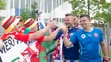 Slovenskí a waleskí fanúšikovia si podávajú ruky pred vzájomným duelom na ME vo futbale vo Francúzsku.