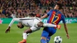 Blaise Matuidi (vľavo) z PSG v drsnom súboji s Rafinhom z Barcelony v odvete osemfinále LM.