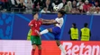 Cristiano Ronaldo a Jules Kounde v súboji.