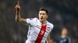 Poľský kapitán Robert Lewandowski sa teší po dôležitého gólu proti Škótsku.