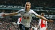Harry Kane oslavuje druhý gól do siete Arsenalu.