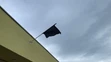 Na internáte vyvesili čiernu vlajku